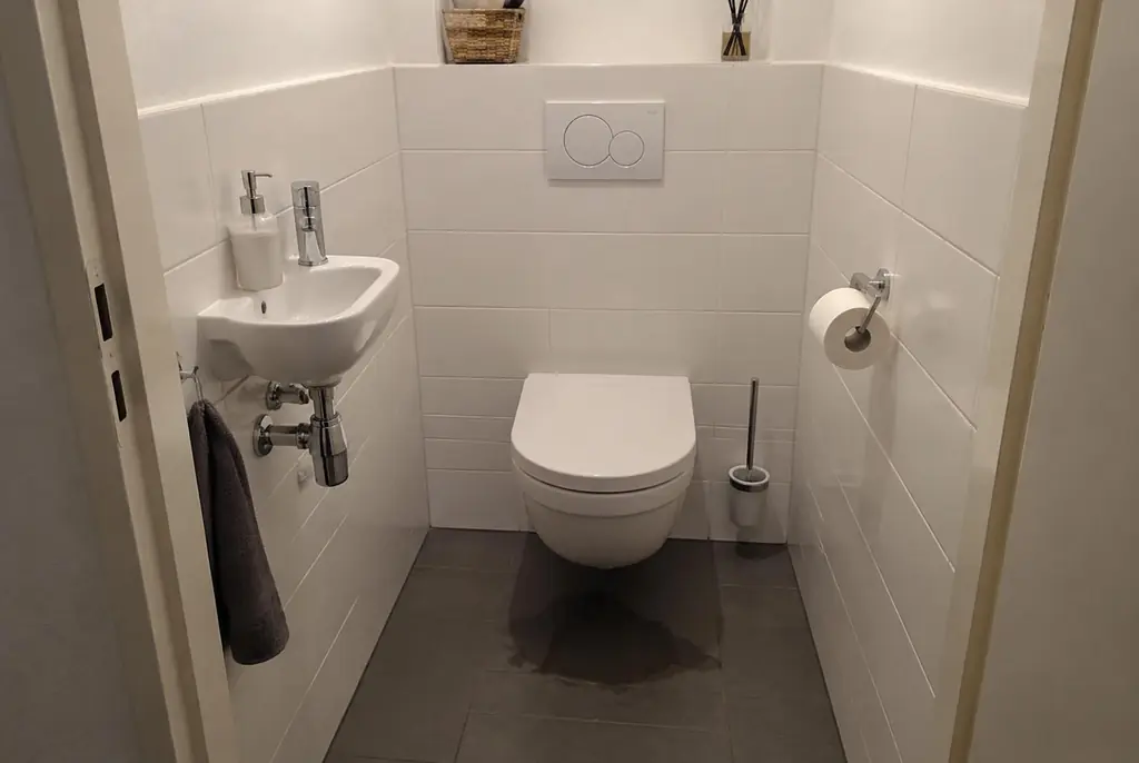 Lekdetectie Apeldoorn – natte vloer bij een toilet