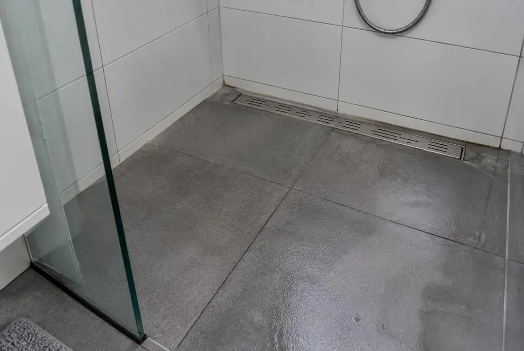 Lekdetectie Apeldoorn – lekkende inloopdouche met natte voegen