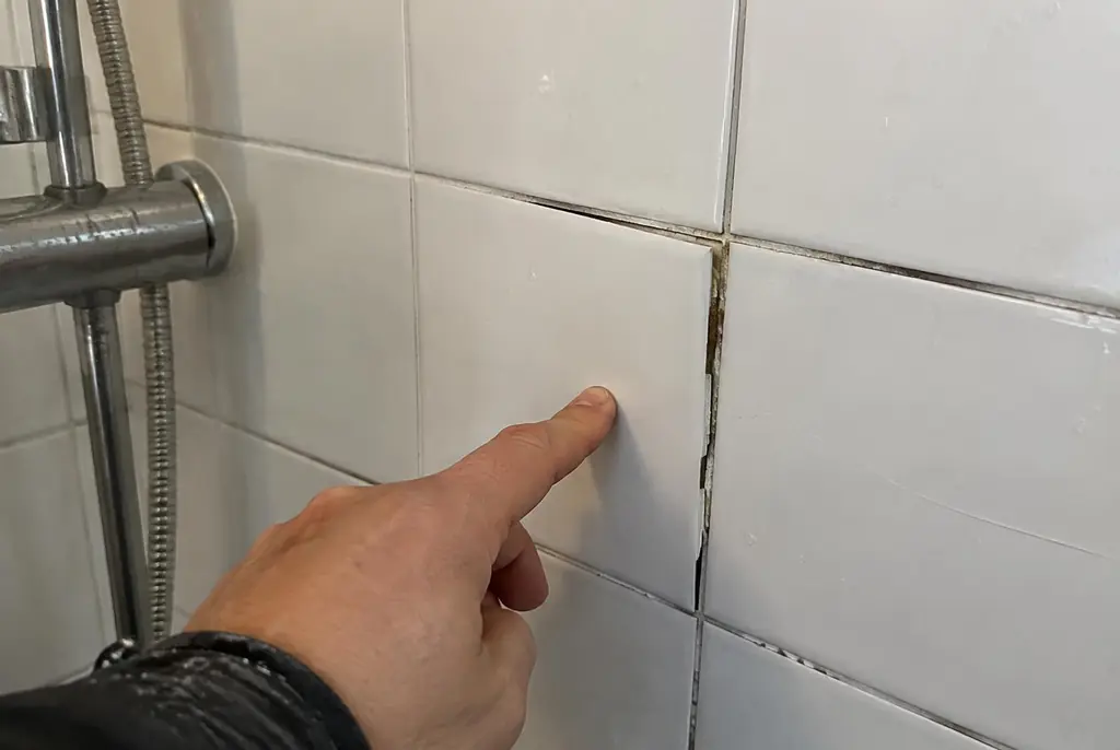 Lekdetectie Apeldoorn – losse, holle badkamertegels door een lekkage