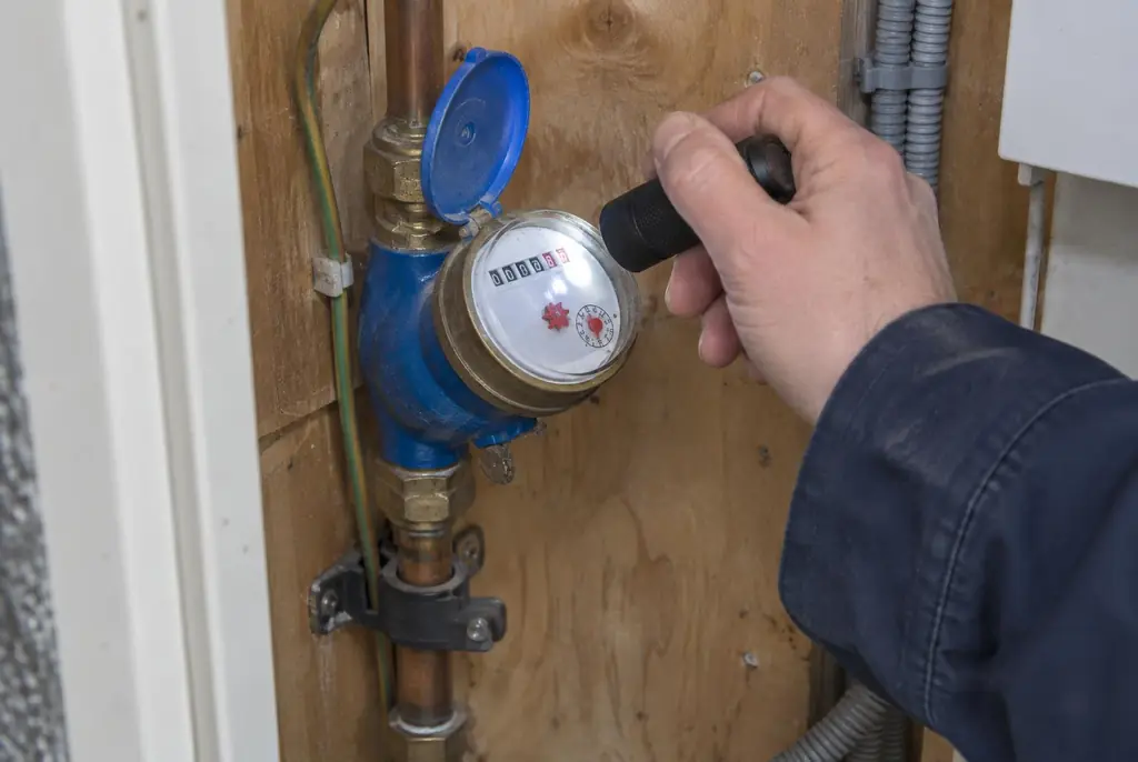 Lekdetectie Apeldoorn – watermeter in de meterkast controleren met een zaklamp